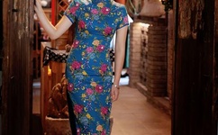 扒开双腿被两个男人玩弄漫画